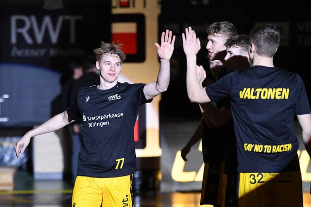 Basketball 2. Bundesliga 2020 2021 30. Spieltag in Rottenburg in der Volksbank Arena 10.04.2021 Tigers Tuebingen - Bayer Giants Leverkusen Timo Lanmueller (li, Tigers Tuebingen) beim Einlauf