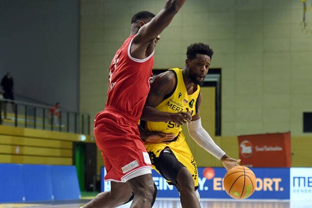 Basketball 2. Bundesliga 2020 2021 30. Spieltag in Rottenburg in der Volksbank Arena 10.04.2021 Tigers Tuebingen - Bayer Giants Leverkusen Roland Nyama (re, Tigers Tuebingen) im Zweikampf mit Eddy Edigin Jr (li, Bayer Giants Leverkusen)