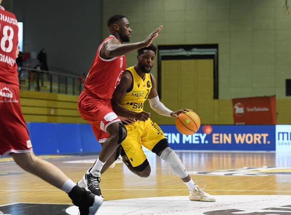Basketball 2. Bundesliga 2020 2021 30. Spieltag in Rottenburg in der Volksbank Arena 10.04.2021 Tigers Tuebingen - Bayer Giants Leverkusen Roland Nyama (re, Tigers Tuebingen) im Zweikampf mit Eddy Edigin Jr (li, Bayer Giants Leverkusen)