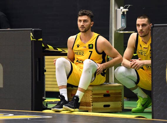 Basketball 2. Bundesliga 2020 2021 30. Spieltag in Rottenburg in der Volksbank Arena 10.04.2021 Tigers Tuebingen - Bayer Giants Leverkusen Besnik Bekteshi (li) wartet auf seine Einwechslung bei seinem moeglicherweise letzten Spiel fuer die Tigers Tuebingen mit Daniel Keppeler (beide Tigers Tuebingen)