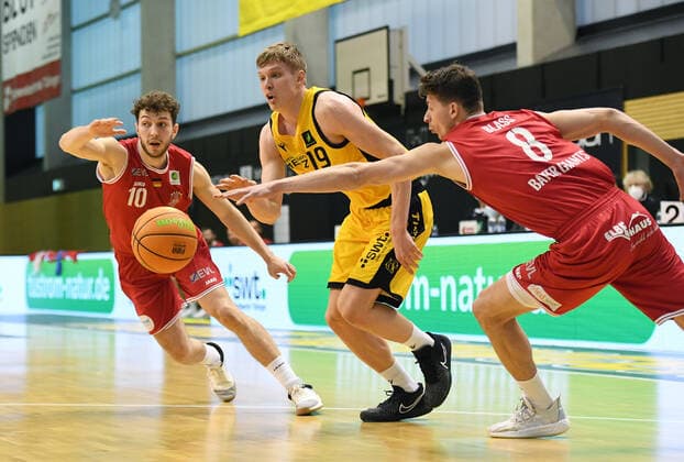 Sport Bilder des Tages Basketball 2. Bundesliga 2020 2021 30. Spieltag in Rottenburg in der Volksbank Arena 10.04.2021 Tigers Tuebingen - Bayer Giants Leverkusen Elias Valtonen (Mitte, Tigers Tuebingen) gegen Haris Hujic (li) und Valentin Blass(re, beide Bayer Giants Leverkusen)