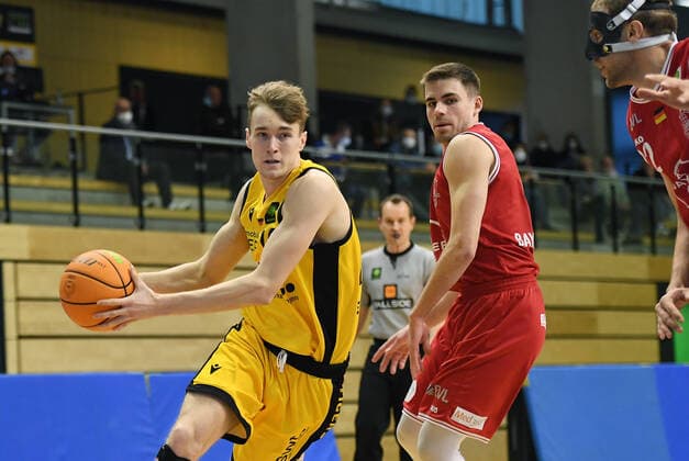 Basketball 2. Bundesliga 2020 2021 30. Spieltag in Rottenburg in der Volksbank Arena 10.04.2021 Tigers Tuebingen - Bayer Giants Leverkusen Lucas Schiebelhut (li, Tigers Tuebingen) gegen Wyatt Lohaus (re, Bayer Giants Leverkusen)