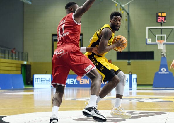 Basketball 2. Bundesliga 2020 2021 30. Spieltag in Rottenburg in der Volksbank Arena 10.04.2021 Tigers Tuebingen - Bayer Giants Leverkusen Roland Nyama (re, Tigers Tuebingen) im Zweikampf mit Eddy Edigin Jr (li, Bayer Giants Leverkusen)