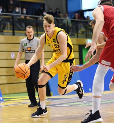 Basketball 2. Bundesliga 2020 2021 30. Spieltag in Rottenburg in der Volksbank Arena 10.04.2021 Tigers Tuebingen - Bayer Giants Leverkusen Lucas Schiebelhut (Tigers Tuebingen) mit Ball