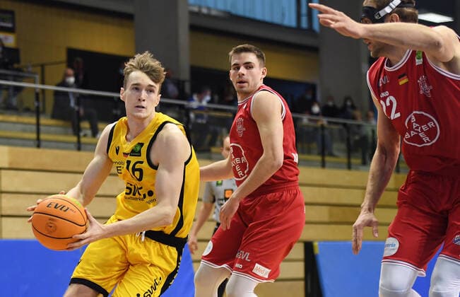 Basketball 2. Bundesliga 2020 2021 30. Spieltag in Rottenburg in der Volksbank Arena 10.04.2021 Tigers Tuebingen - Bayer Giants Leverkusen Lucas Schiebelhut (li, Tigers Tuebingen) gegen Wyatt Lohaus (Mitte, Bayer Giants Leverkusen) und Dennis Heizmann (re, Bayer Giants Leverkusen)