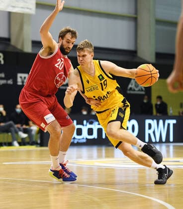 Basketball 2. Bundesliga 2020 2021 30. Spieltag in Rottenburg in der Volksbank Arena 10.04.2021 Tigers Tuebingen - Bayer Giants Leverkusen Elias Valtonen (re, Tigers Tuebingen) gegen JJ Mann (li, Bayer Giants Leverkusen)