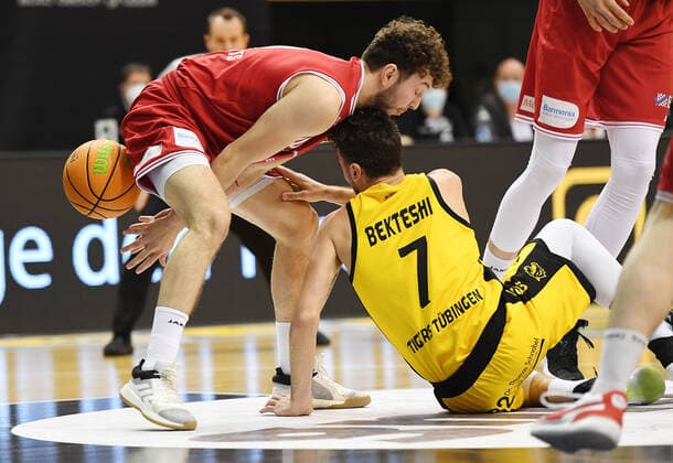 Basketball 2. Bundesliga 2020 2021 30. Spieltag in Rottenburg in der Volksbank Arena 10.04.2021 Tigers Tuebingen - Bayer Giants Leverkusen Besnik Bekteshi (re, Tigers) gegen Haris Hujic (li, Bayer Giants Leverkusen)