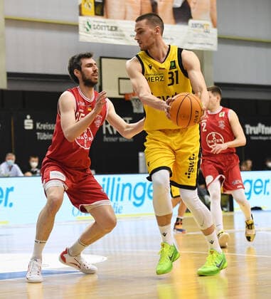 Basketball 2. Bundesliga 2020 2021 30. Spieltag in Rottenburg in der Volksbank Arena 10.04.2021 Tigers Tuebingen - Bayer Giants Leverkusen Daniel Keppeler (re, Tigers) gegen Michael Kuczmann (li, Bayer Giants Leverkusen)