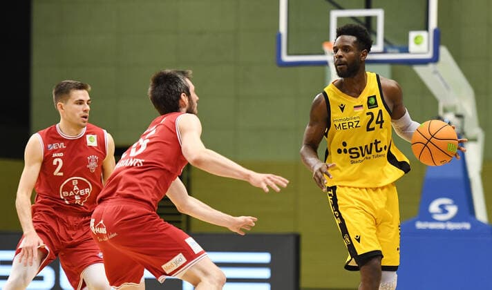 Basketball 2. Bundesliga 2020 2021 30. Spieltag in Rottenburg in der Volksbank Arena 10.04.2021 Tigers Tuebingen - Bayer Giants Leverkusen Roland Nyama (re, Tigers) gegen Michael Kuczmann (Mitte, Bayer Giants Leverkusen) und Wyatt Lohaus (li, Bayer Giants Leverkusen)