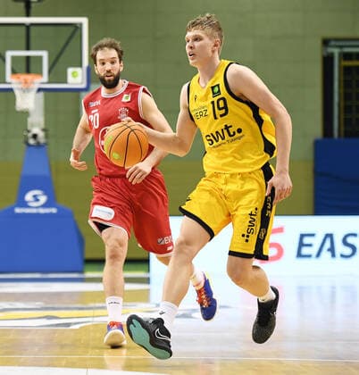 Basketball 2. Bundesliga 2020 2021 30. Spieltag in Rottenburg in der Volksbank Arena 10.04.2021 Tigers Tuebingen - Bayer Giants Leverkusen Elias Valtonen (re, Tigers Tuebingen) gegen JJ Mann (li, Bayer Giants Leverkusen)