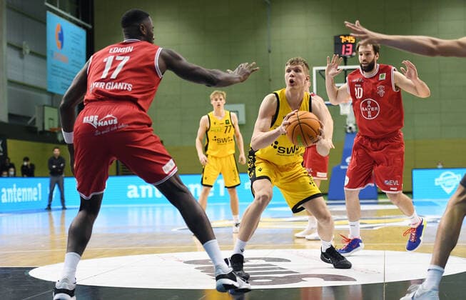 Basketball 2. Bundesliga 2020 2021 30. Spieltag in Rottenburg in der Volksbank Arena 10.04.2021 Tigers Tuebingen - Bayer Giants Leverkusen Elias Valtonen (Mitte, Tigers Tuebingen) gegen JJ Mann (re, Bayer Giants Leverkusen) und Eddy Edgin Jr (li, Bayer Giants Leverkusen)