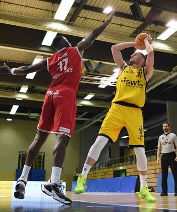 Basketball 2. Bundesliga 2020 2021 30. Spieltag in Rottenburg in der Volksbank Arena 10.04.2021 Tigers Tuebingen - Bayer Giants Leverkusen Daniel Keppeler (re, Tigers Tuebingen) gegen Eddy Edgin Jr (li, Bayer Giants Leverkusen)
