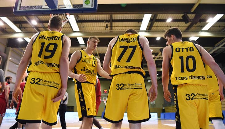 Basketball 2. Bundesliga 2020 2021 30. Spieltag in Rottenburg in der Volksbank Arena 10.04.2021 Tigers Tuebingen - Bayer Giants Leverkusen Enttaeuachung Tigers Tuebingen; Elias Valtonen, Jekabs Beck, Timo Lanmueller und Gianni Otto (v.li.)