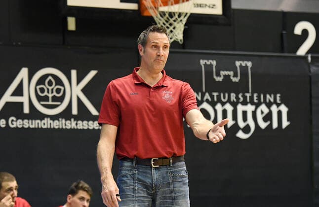Basketball 2. Bundesliga 2020 2021 30. Spieltag in Rottenburg in der Volksbank Arena 10.04.2021 Tigers Tuebingen - Bayer Giants Leverkusen Trainer Hans-Juergen Gnad (Mitte, Bayer Giants Leverkusen)