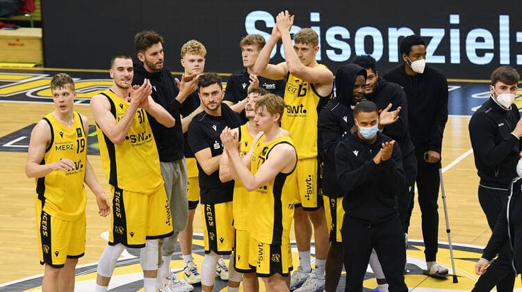 Basketball 2. Bundesliga 2020 2021 30. Spieltag in Rottenburg in der Volksbank Arena 10.04.2021 Tigers Tuebingen - Bayer Giants Leverkusen Tigers Tuebingen Team mit Dank an die Zuschauer beim Stream und die wenigen in der Halle