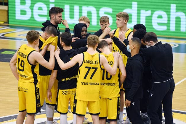 Basketball 2. Bundesliga 2020 2021 30. Spieltag in Rottenburg in der Volksbank Arena 10.04.2021 Tigers Tuebingen - Bayer Giants Leverkusen Tigers Tuebingen Teamkreis nach dem letzten Saisonspiel
