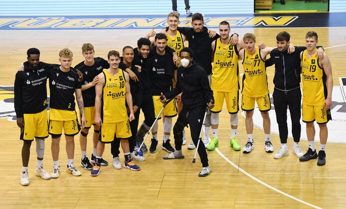 Basketball 2. Bundesliga 2020 2021 30. Spieltag in Rottenburg in der Volksbank Arena 10.04.2021 Tigers Tuebingen - Bayer Giants Leverkusen Tigers Tuebingen Teambild nach dem letzten Saisonspiel: Roland Nyama, Timo Fischer, Lucas Schiebelhut, Gianni Otto, Mirjan Broening, Troy Simons, Besnik Bekteshi, Jekabs Beck, Isaiah Crawley mit Kruecken, Enosch Wolf, Daniel Keppeler, Timo Lanmueller, Matti Sorgius und Elias Valtonen (v.li.)