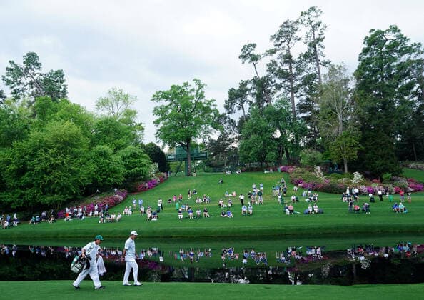 Bilder des Jahres 2021, Sport 04 April Sport Themen der Woche KW14 Sport Bilder des Tages Patrons watch Hideki Matsuyama of Japan walk to the 16th green in the third round of the 2021 Masters Tournament at Augusta National Golf Club in Augusta, Georgia on Saturday, April 10, 2021.  AUG20210410198 KEVINxDIETSCH