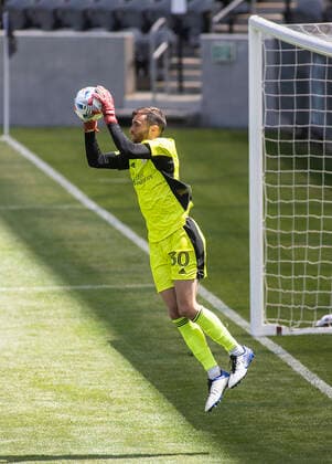 April 10, 2021, Los Angeles, California, USA: Matt Turner 30 of the New England Revolution with the ball during their preseason MLS, Fussball Herren, USA game with the LAFC on Saturday April 10, 2021 at the Banc of California stadium in Los Angeles, California. LAFC draws with Revolution, 3-3. PI Los Angeles USA - ZUMAp124 20210410_zaa_p124_010 Copyright: xJAVIERxROJASx
