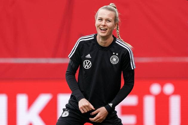 Merle Frohms (Torwart, DFB-Frauen, 1), Einzelbild, Aktion, Action, Freude, freundlich, fröhlich, glücklich, strahlend, optimistisch, beim Aufwärmen, Aufwärmprogramm, Warmlaufen vor dem Spiel, Aktion, Action, lacht, lachen, 10.04.2021, Wiesbaden (Deutschland), Fussball, Länderspiel der Frauen, Deutschland - Australien, DFB DFL REGULATIONS PROHIBIT ANY USE OF PHOTOGRAPHS AS IMAGE SEQUENCES AND OR QUASI-VIDEO.