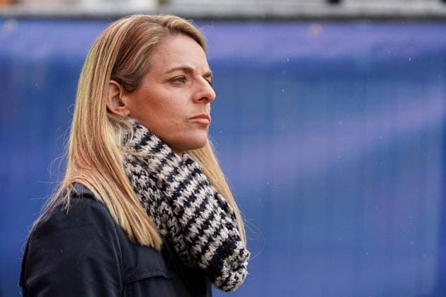 Die ehemalige Fußballerin Nia Künzer (Nia Tsholofelo Künzer, Expertin, TV, Fernsehen, ARD) beobachtet das Spiel, Einzelbild, Aktion, Action, 10.04.2021, Wiesbaden (Deutschland), Fussball, Länderspiel der Frauen, Deutschland - Australien, DFB DFL REGULATIONS PROHIBIT ANY USE OF PHOTOGRAPHS AS IMAGE SEQUENCES AND OR QUASI-VIDEO.