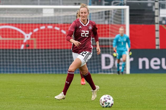 Fabienne Dongus (DFB-Frauen, 22), am Ball, Freisteller, Ganzkörper, Einzelbild, Aktion, Action, 10.04.2021, Wiesbaden (Deutschland), Fussball, Länderspiel der Frauen, Deutschland - Australien, DFB DFL REGULATIONS PROHIBIT ANY USE OF PHOTOGRAPHS AS IMAGE SEQUENCES AND OR QUASI-VIDEO.