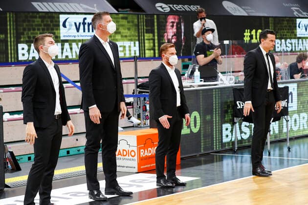 27. Spieltag der easyCredit BBL Basketball Bundesliga am 10.April 2021in der Oberfrankenhalle in Bayreuth Bayern Deutschland Saison 2020-2021 Medi Bayreuth gegen Brose Bamberg Raoul Korner (Medi Bayreuth) Trainer rechts Lars Masell (Medi Bayreuth) Co-Trainer Tim Nees (Medi Bayreuth) Co-Trainer Jakob Burger (Medi Bayreuth) Co-Trainer