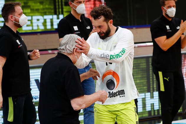 27. Spieltag der easyCredit BBL Basketball Bundesliga am 10.April 2021in der Oberfrankenhalle in Bayreuth Bayern Deutschland Saison 2020-2021 Medi Bayreuth gegen Brose Bamberg Medi Bayreuth Betreuer Eddy Hübner links Bastian Doreth (Medi Bayreuth 10) rechts