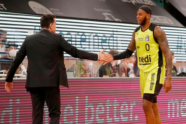 27. Spieltag der easyCredit BBL Basketball Bundesliga am 10.April 2021in der Oberfrankenhalle in Bayreuth Bayern Deutschland Saison 2020-2021 Medi Bayreuth gegen Brose Bamberg Raoul Korner (Medi Bayreuth) Trainer links Dererk Pardon (Medi Bayreuth 0) rechts