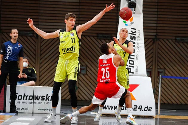 27. Spieltag der easyCredit BBL Basketball Bundesliga am 10.April 2021in der Oberfrankenhalle in Bayreuth Bayern Deutschland Saison 2020-2021 Medi Bayreuth gegen Brose Bamberg Andreas Seiferth (Medi Bayreuth 11) links Philip Jalalpoor (Medi Bayreuth 7) rechts Kenneth Ogbe (Brose Bamberg 25) mitte