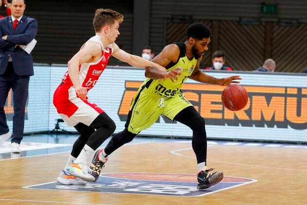 27. Spieltag der easyCredit BBL Basketball Bundesliga am 10.April 2021in der Oberfrankenhalle in Bayreuth Bayern Deutschland Saison 2020-2021 Medi Bayreuth gegen Brose Bamberg Lazeric Jones (Medi Bayreuth 12) rechts Bennet Hundt (Brose Bamberg 33) links