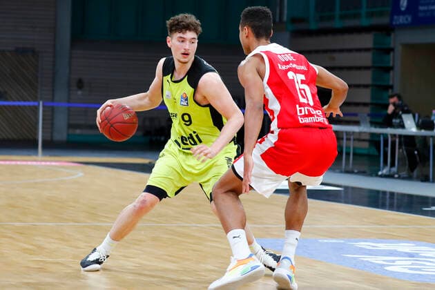 27. Spieltag der easyCredit BBL Basketball Bundesliga am 10.April 2021in der Oberfrankenhalle in Bayreuth Bayern Deutschland Saison 2020-2021 Medi Bayreuth gegen Brose Bamberg Kay Bruhnke (Medi Bayreuth 9) links Kenneth Ogbe (Brose Bamberg 25) rechts
