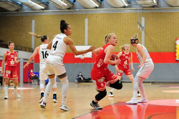 Basketball - DBBL - Play-offs - Halbfinale - Spiel 1- Herner TC - GiroLive Panthers Osnabrück am 10.04.2021 in der H2K-Arena in Herne Emma Eichmeyer (Osnabrück) im Zweikampf mit Laura Zolper (Herne)