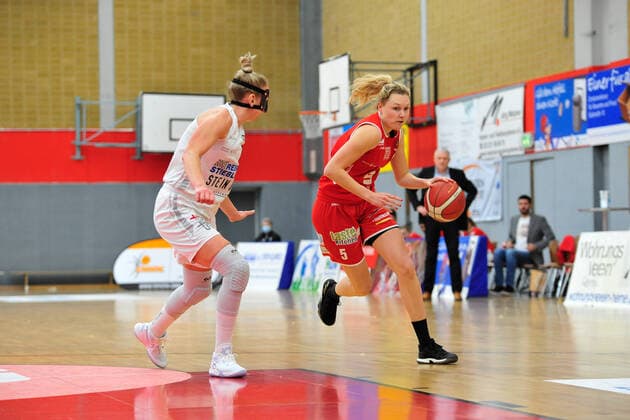 Basketball - DBBL - Play-offs - Halbfinale - Spiel 1- Herner TC - GiroLive Panthers Osnabrück am 10.04.2021 in der H2K-Arena in Herne Tonia Dölle Doelle (Osnabrück) im Zweikampf mit Sofia Pelander (Herne)