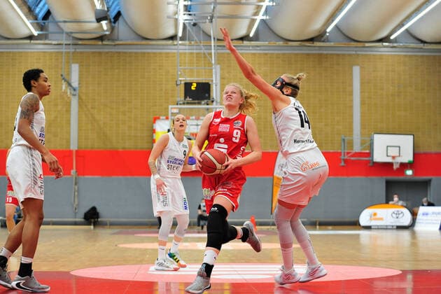 Basketball - DBBL - Play-offs - Halbfinale - Spiel 1- Herner TC - GiroLive Panthers Osnabrück am 10.04.2021 in der H2K-Arena in Herne Emma Eichmeyer (Osnabrück) im Zweikampf mit Sofia Pelander (Herne)