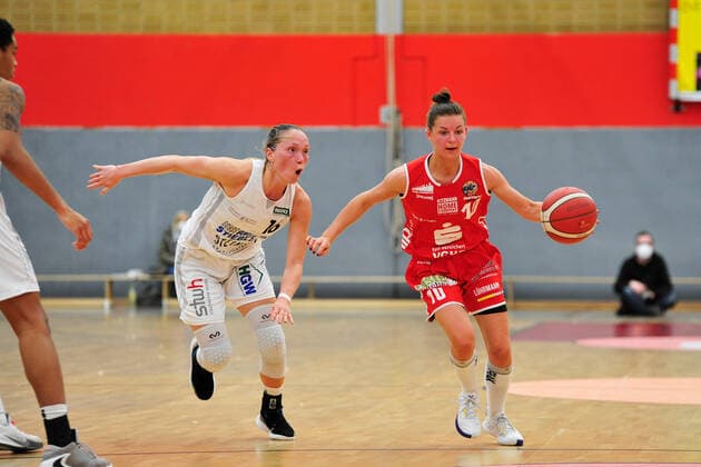 Basketball - DBBL - Play-offs - Halbfinale - Spiel 1- Herner TC - GiroLive Panthers Osnabrück am 10.04.2021 in der H2K-Arena in Herne Jenny Strozyk (Osnabrück) im Zweikampf mit Chloe Bully (Herne)