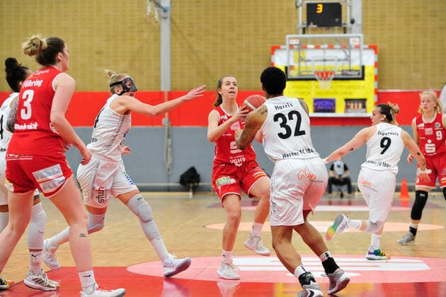 Basketball - DBBL - Play-offs - Halbfinale - Spiel 1- Herner TC - GiroLive Panthers Osnabrück am 10.04.2021 in der H2K-Arena in Herne Vicky Poros (Osnabrück) im Kampf um den Ball mit Sofia Pelander (Herne)