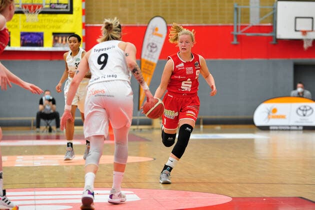 Basketball - DBBL - Play-offs - Halbfinale - Spiel 1- Herner TC - GiroLive Panthers Osnabrück am 10.04.2021 in der H2K-Arena in Herne Emma Eichmeyer (Osnabrück) im Zweikampf mit Kristina Topuzovic (Herne)