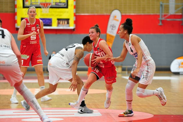 Basketball - DBBL - Play-offs - Halbfinale - Spiel 1- Herner TC - GiroLive Panthers Osnabrück am 10.04.2021 in der H2K-Arena in Herne Jenny Strozyk (Osnabrück) im Zweikampf mit Laura Zolper (Herne)