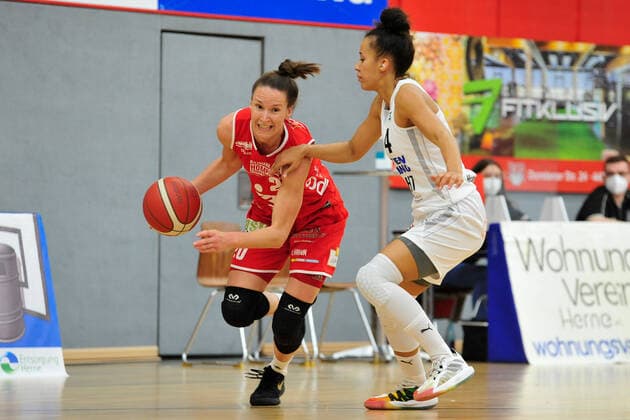 Basketball - DBBL - Play-offs - Halbfinale - Spiel 1- Herner TC - GiroLive Panthers Osnabrück am 10.04.2021 in der H2K-Arena in Herne Kata Takacs (Osnabrück) im Zweikampf mit Laura Zolper (Herne)