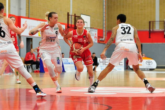 Basketball - DBBL - Play-offs - Halbfinale - Spiel 1- Herner TC - GiroLive Panthers Osnabrück am 10.04.2021 in der H2K-Arena in Herne Jenny Strozyk (Osnabrück) im Zweikampf mit Kristina Topuzovic (Herne)