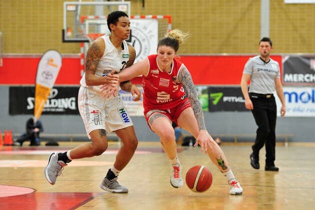Basketball - DBBL - Play-offs - Halbfinale - Spiel 1- Herner TC - GiroLive Panthers Osnabrück am 10.04.2021 in der H2K-Arena in Herne Samantha Führing Fuehring (Osnabrück) im Zweikampf mit AeÂ Rianna Harris (Herne)