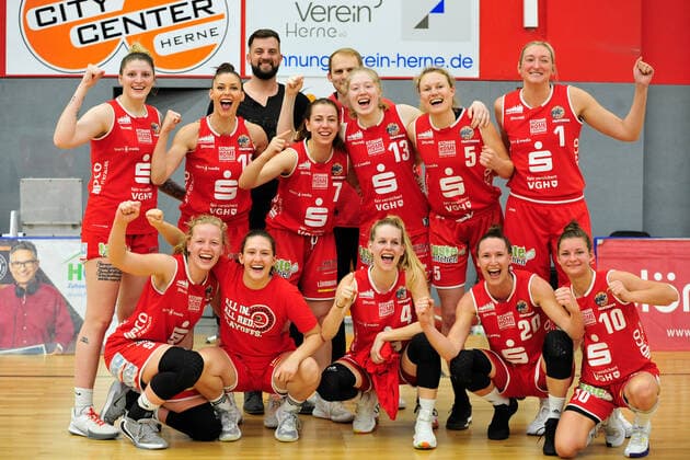 Basketball - DBBL - Play-offs - Halbfinale - Spiel 1- Herner TC - GiroLive Panthers Osnabrück am 10.04.2021 in der H2K-Arena in Herne GiroLive Panthers bejubeln Sieh in Herne