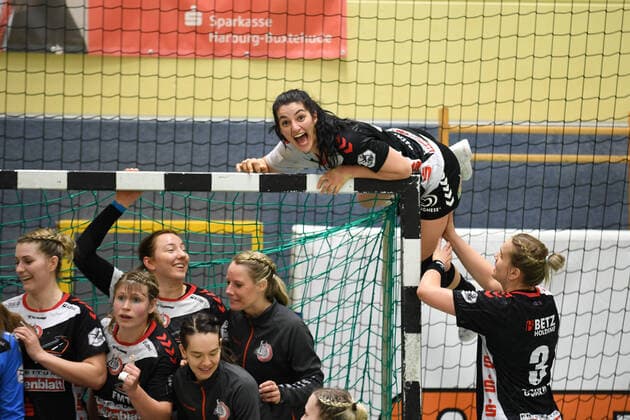 Bilder des Jahres 2021, Sport 04 April Sport Themen der Woche KW14 Handball I 1. HBF I HL Buchholz 08-Rosengarten - Kurpfalz Baeren I 10.04.2021 Fatos Kuecuekyildiz ( 10, HL Buchholz 08-Rosengarten) ist vielleicht etwas verrückt und klettert auf das Tor *** Handball I 1 HBF I HL Buchholz 08 Rosengarten Kurpfalz Baeren I 10 04 2021 Fatos Kuecuekyildiz 10, HL Buchholz 08 Rosengarten might be a little crazy and climb on the goal Copyright: xBEAUTIFULxSPORTS Schlikisx