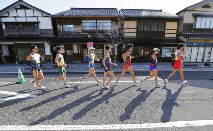 Bilder des Jahres 2021, Sport 04 April Sport Themen der Woche KW14 Race walk: Maruo earns berth for Tokyo Games The men s 50-kilometer race walk is held at the national athletics championships in Wajima in Ishikawa Prefecture, central Japan, on April 11, 2021. Satoshi Maruo (3rd from R) won the race, earning a berth for the Tokyo Olympics. 