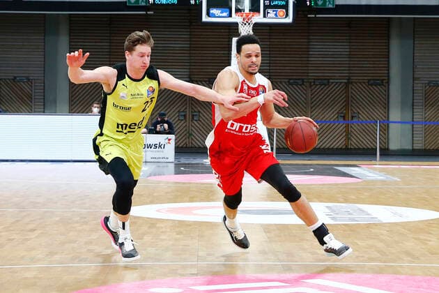 27. Spieltag der easyCredit BBL Basketball Bundesliga am 10.April 2021in der Oberfrankenhalle in Bayreuth Bayern Deutschland Saison 2020-2021 Medi Bayreuth gegen Brose Bamberg David Walker (Medi Bayreuth23) links Dominic Lockhart (Brose Bamberg 3) rechts
