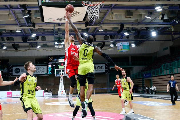 27. Spieltag der easyCredit BBL Basketball Bundesliga am 10.April 2021in der Oberfrankenhalle in Bayreuth Bayern Deutschland Saison 2020-2021 Medi Bayreuth gegen Brose Bamberg Dererk Pardon (Medi Bayreuth 0) rechts Dominic Lockhart (Brose Bamberg 3) links