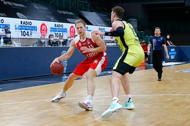 27. Spieltag der easyCredit BBL Basketball Bundesliga am 10.April 2021in der Oberfrankenhalle in Bayreuth Bayern Deutschland Saison 2020-2021 Medi Bayreuth gegen Brose Bamberg Matthew Tiby (Medi Bayreuth 15) rechts Christian Sengfelder (Brose Bamberg 43) links