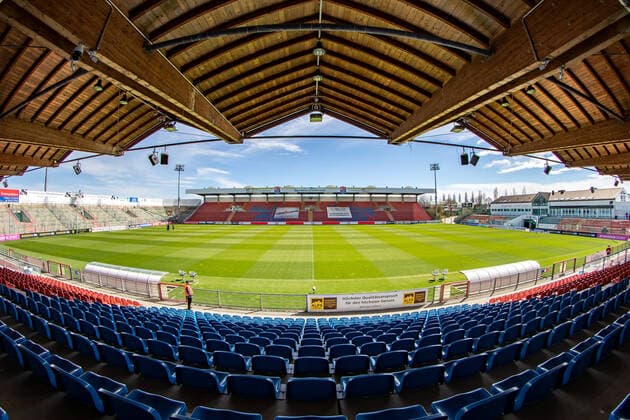 HDR-Aufnahme - Blick ins Stadion rund zwei Stunden vor Anpriff. 11.04.2021, Fußball, GER, 3. Liga, Saison 2020 21, 31. Spieltag, SpVgg Unterhaching vs. SG Dynamo Dresden, Sportpark Unterhaching, SpVgg Unterhaching vs. SG Dynamo Dresden