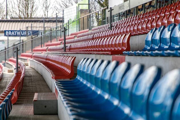 Blick ins Stadion rund zwei Stunden vor Anpriff. 11.04.2021, Fußball, GER, 3. Liga, Saison 2020 21, 31. Spieltag, SpVgg Unterhaching vs. SG Dynamo Dresden, Sportpark Unterhaching, SpVgg Unterhaching vs. SG Dynamo Dresden